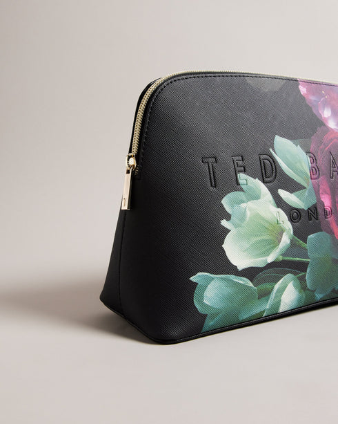 PAPIEE-Gifts-Keep your beauty routine on point, no matter where you go. The PAPIEE washbag features a stunning floral print, making it a chic addition to your travel essentials. Washbag Faux leather Floral print Zip fastening Debossed logo Dimensions: 9.5cm 17.5cm x 27cm- Ted Baker Romania